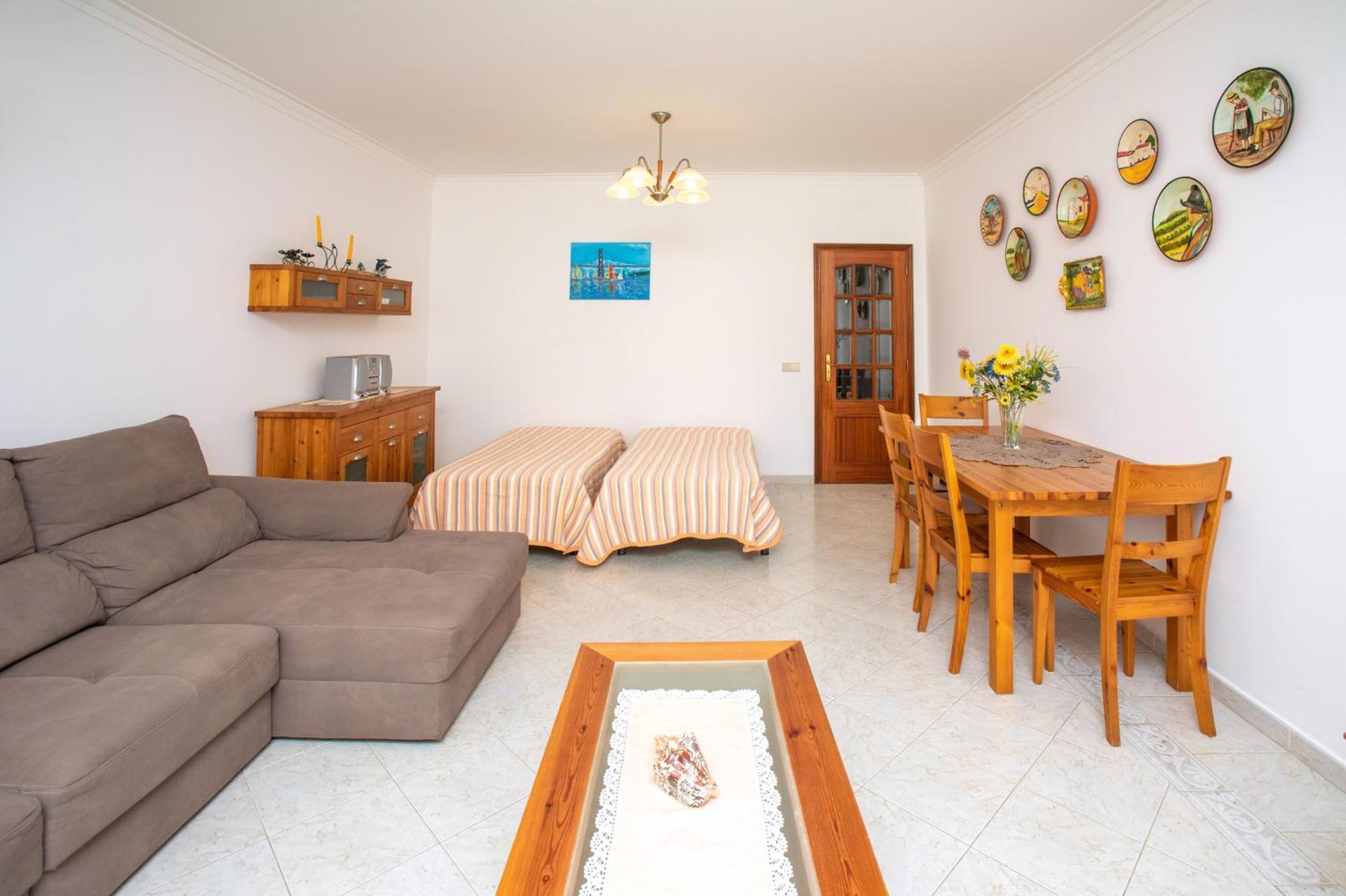 Apartamento Os A Ramos Na Da Gale Estao Inserido Em Com Piscina, Fica Apenas A 350 Metros Da Da Gale - Com Ar Condicionado Tanto Nos Quartos Na Sala, Smart Tv Com Prime Video E Cozinha Completa