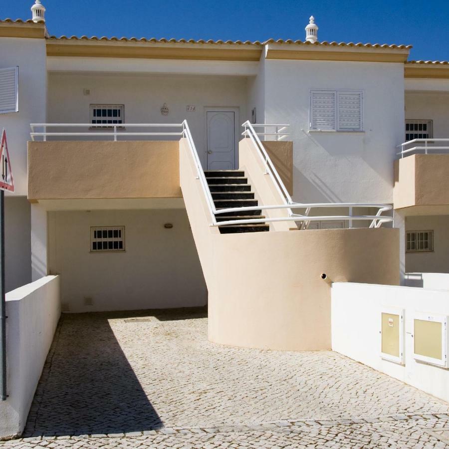 Apartamento Os A Ramos Na Da Gale Estao Inserido Em Com Piscina, Fica Apenas A 350 Metros Da Da Gale - Com Ar Condicionado Tanto Nos Quartos Na Sala, Smart Tv Com Prime Video E Cozinha Completa Albufeira